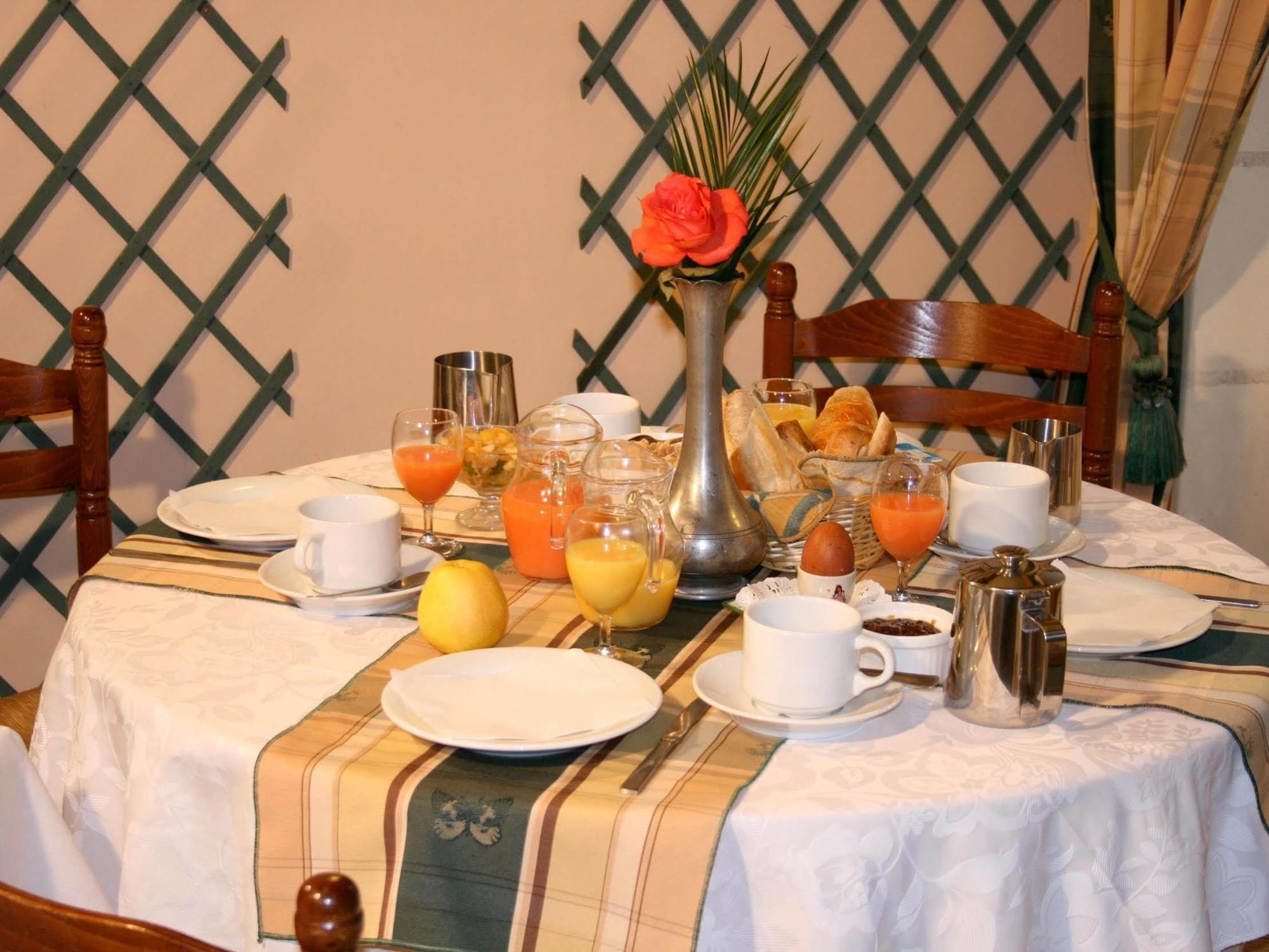 Logis Auberge Le Colombien - Hotel Et Restaurant Villandry Bagian luar foto